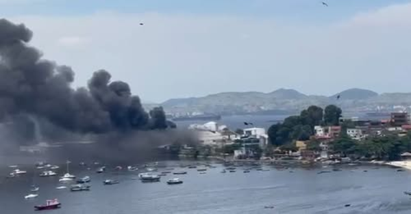 Incêndio atinge fábrica de óleo na Ilha do Governador, no Rio de Janeiro